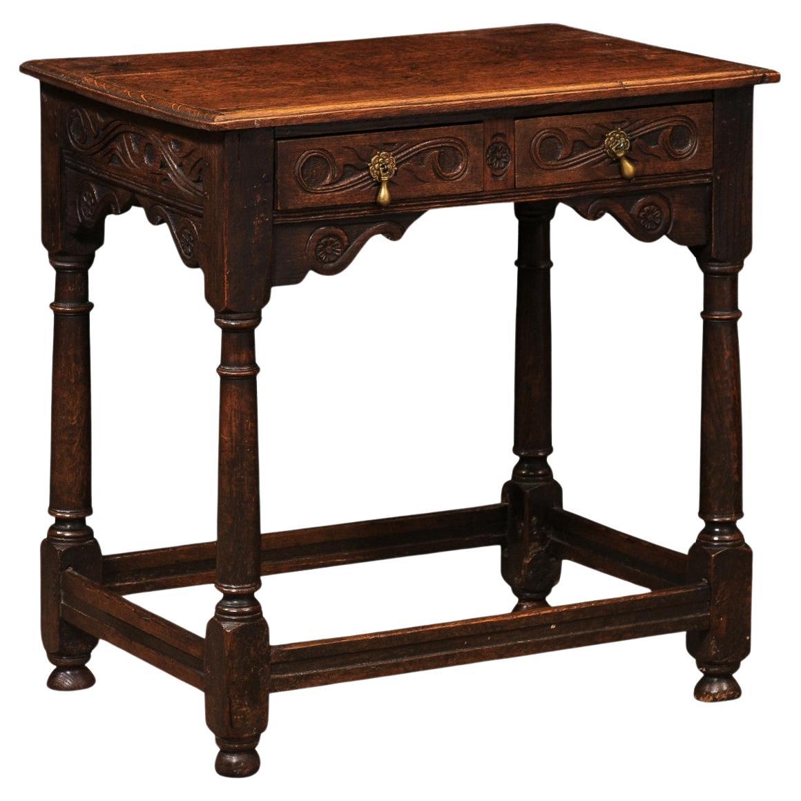 Table d'appoint en chêne anglais du XVIIIe siècle avec détails sculptés, 2 tiroirs et boîte étirée