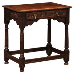 Table d'appoint en chêne anglais du XVIIIe siècle avec détails sculptés, 2 tiroirs et boîte étirée