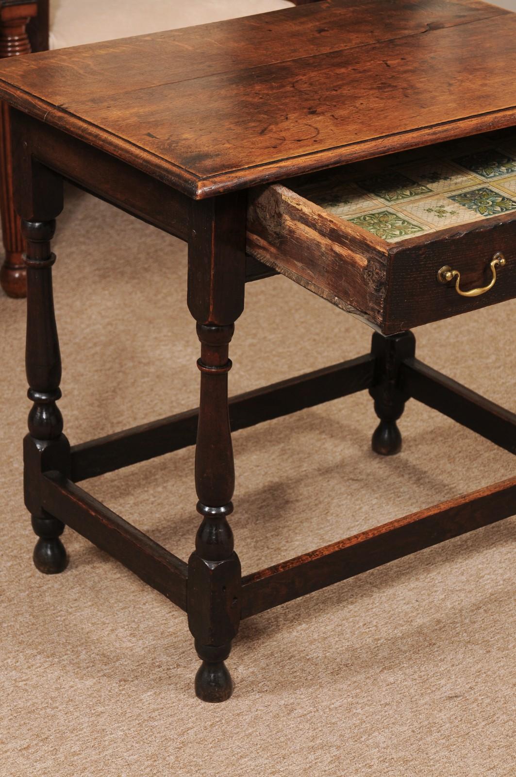 English 18th Century Oak Side Table with Drawer and Box Stretcher For Sale 1