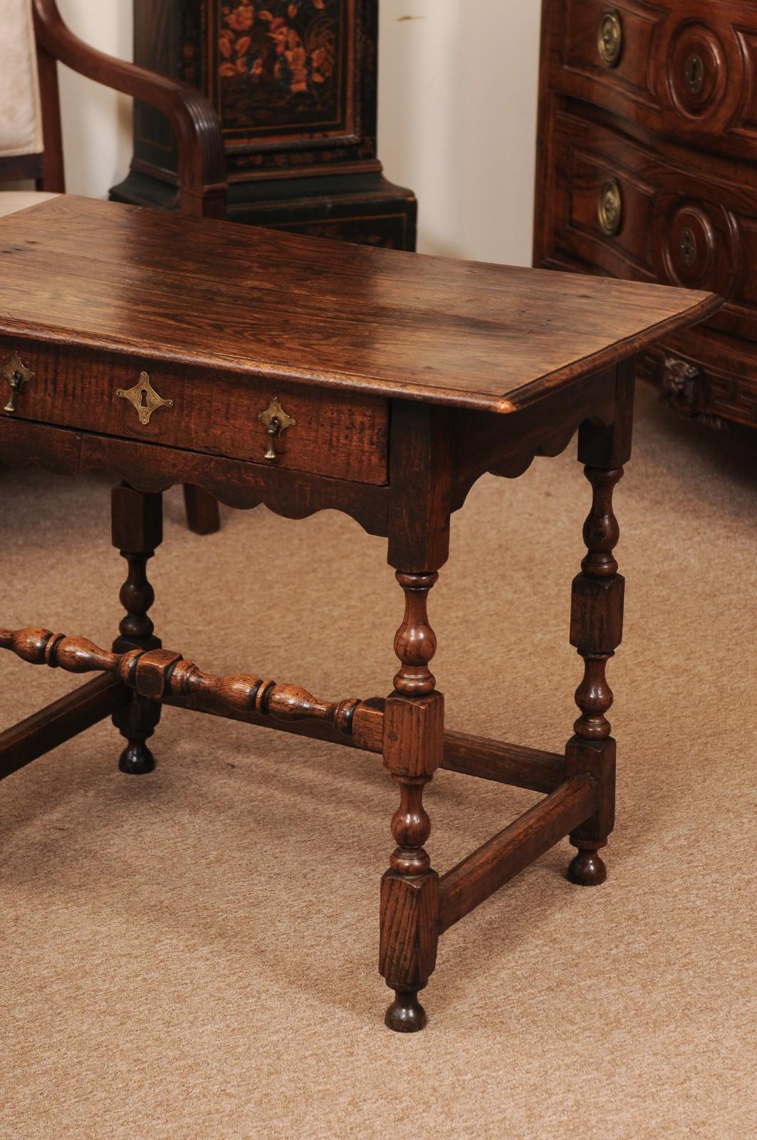 Tavolino inglese in Oak del XVIII secolo con cassetto, gambe tornite e barella a cassetta in vendita 7