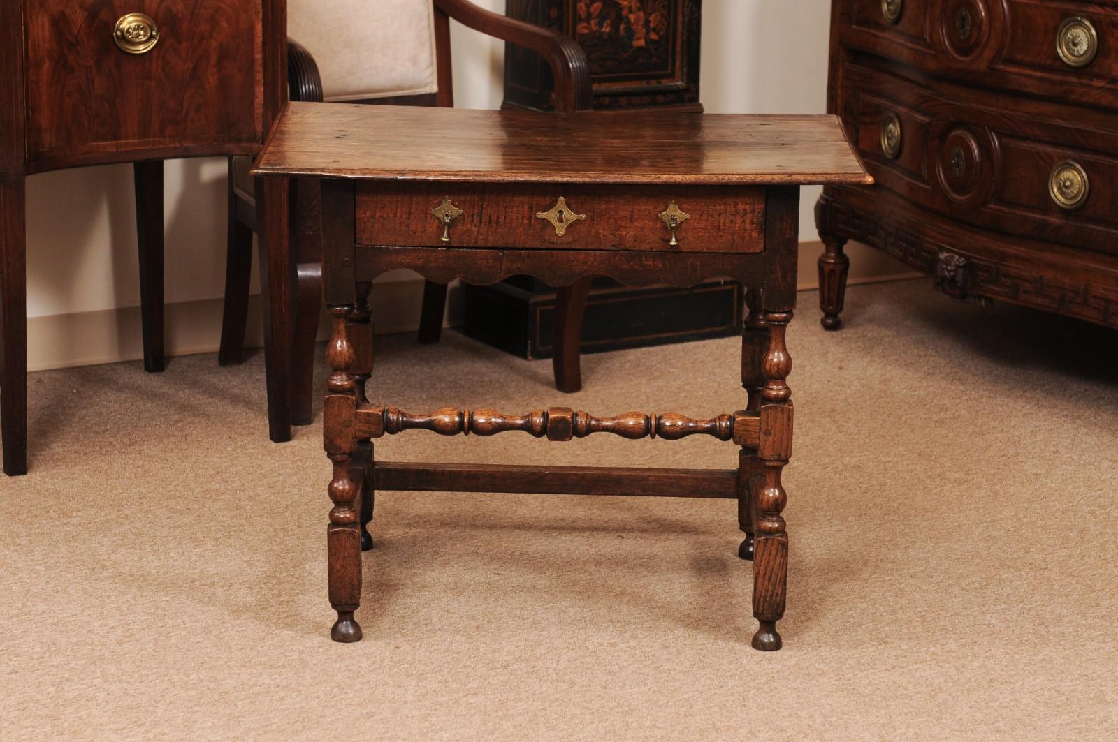 Tavolino inglese in Oak del XVIII secolo con cassetto, gambe tornite e barella a cassetta in vendita 8