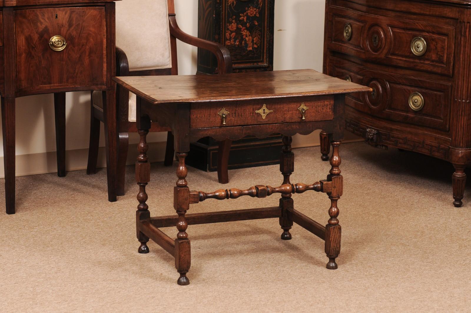 Inglese Tavolino inglese in Oak del XVIII secolo con cassetto, gambe tornite e barella a cassetta in vendita