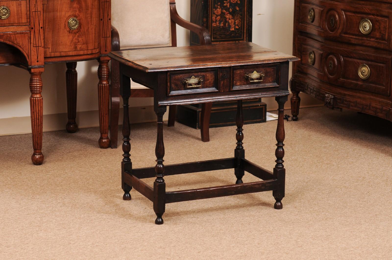Mesa auxiliar inglesa de roble del siglo XVIII con cajón, patas torneadas y cajón camilla Inglés en venta