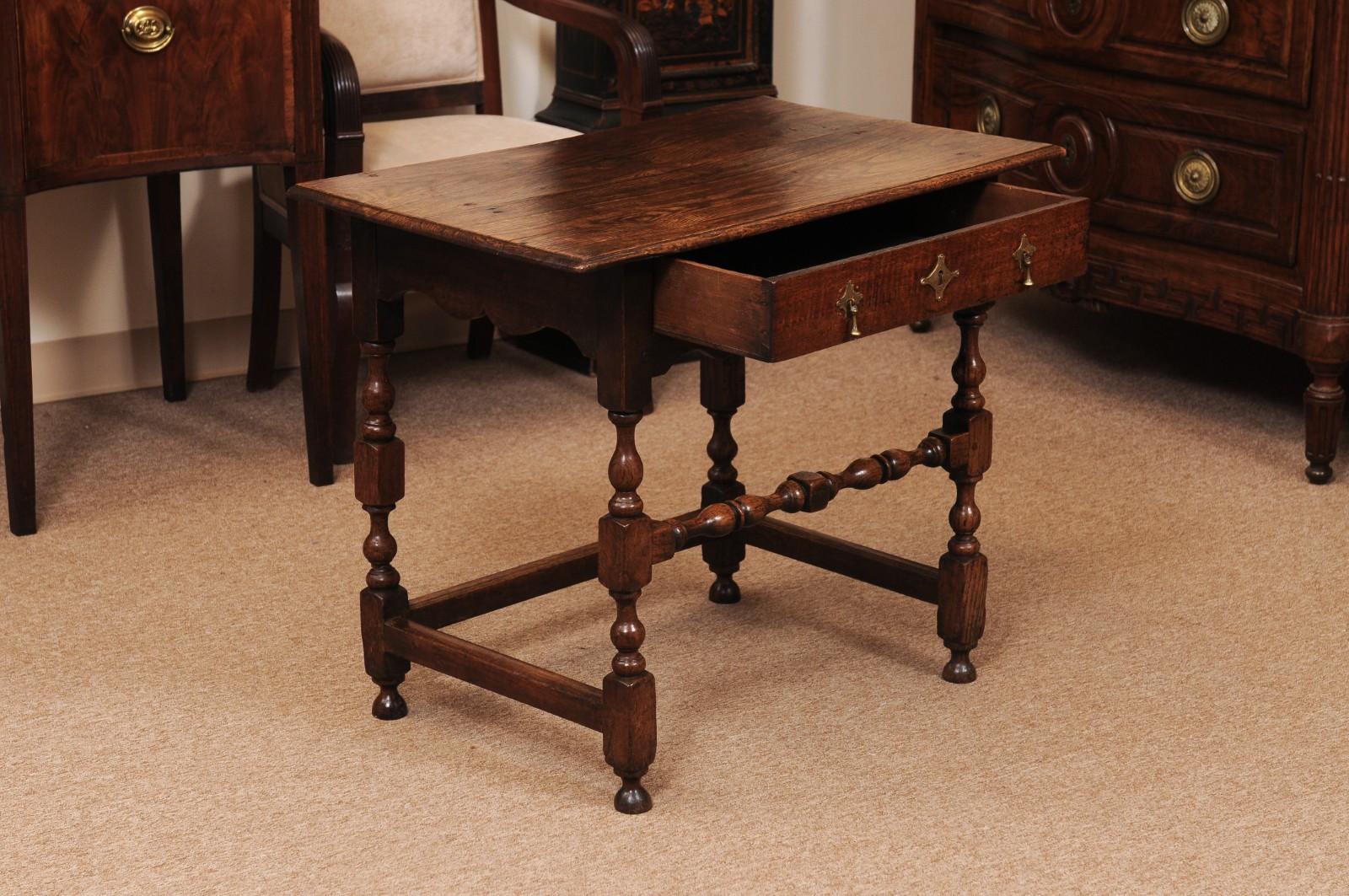 Tavolino inglese in Oak del XVIII secolo con cassetto, gambe tornite e barella a cassetta In condizioni discrete in vendita a Atlanta, GA
