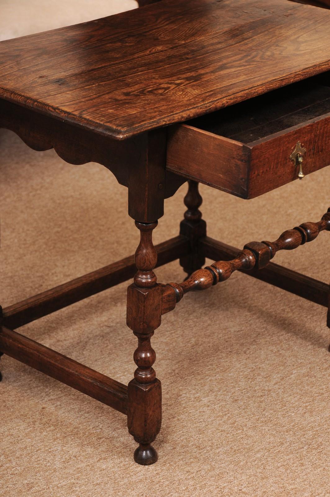 Fino al XVIII secolo Tavolino inglese in Oak del XVIII secolo con cassetto, gambe tornite e barella a cassetta in vendita