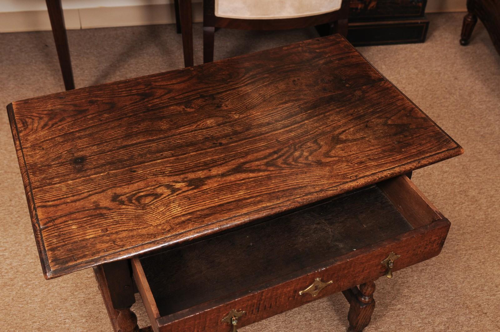 Quercia Tavolino inglese in Oak del XVIII secolo con cassetto, gambe tornite e barella a cassetta in vendita
