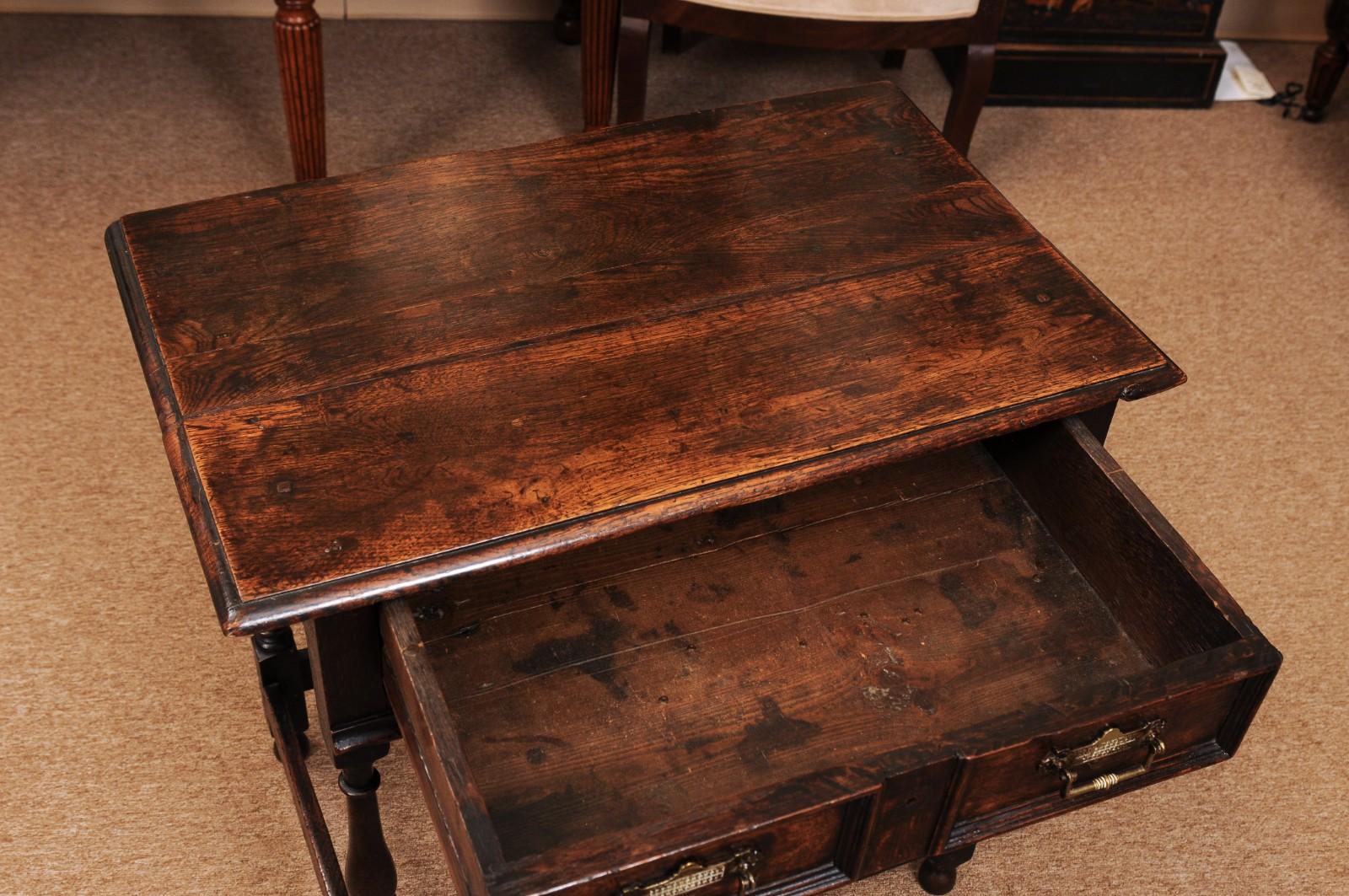 Mesa auxiliar inglesa de roble del siglo XVIII con cajón, patas torneadas y cajón camilla Roble en venta