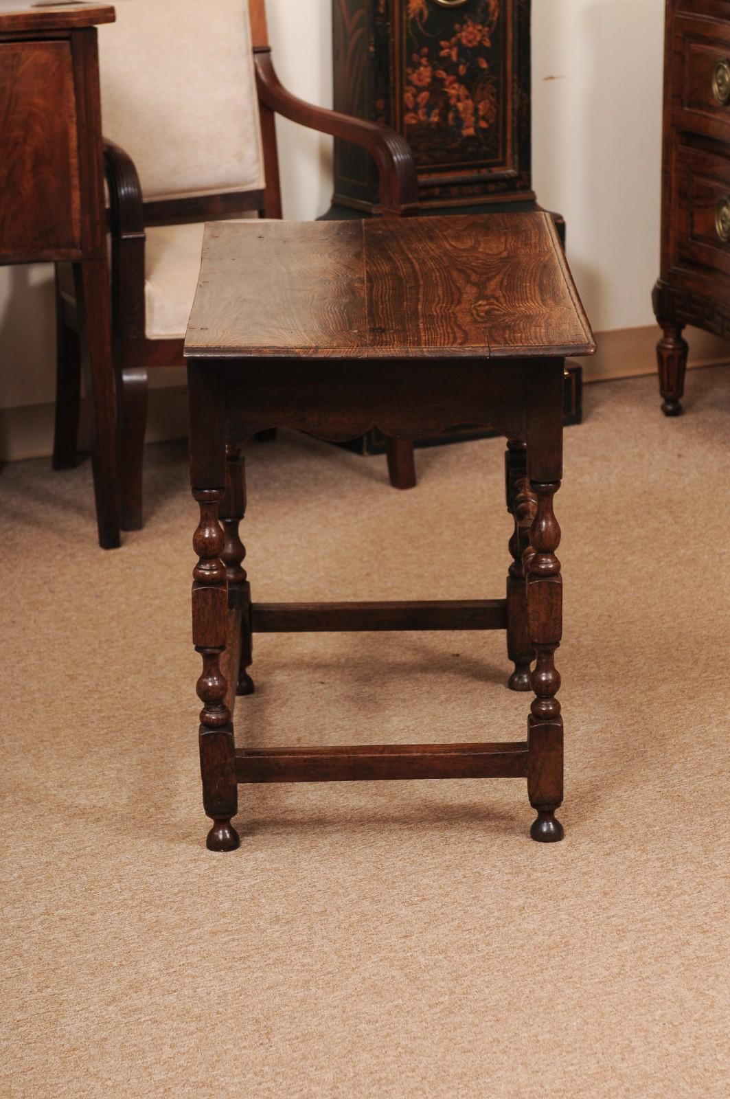 Tavolino inglese in Oak del XVIII secolo con cassetto, gambe tornite e barella a cassetta in vendita 1