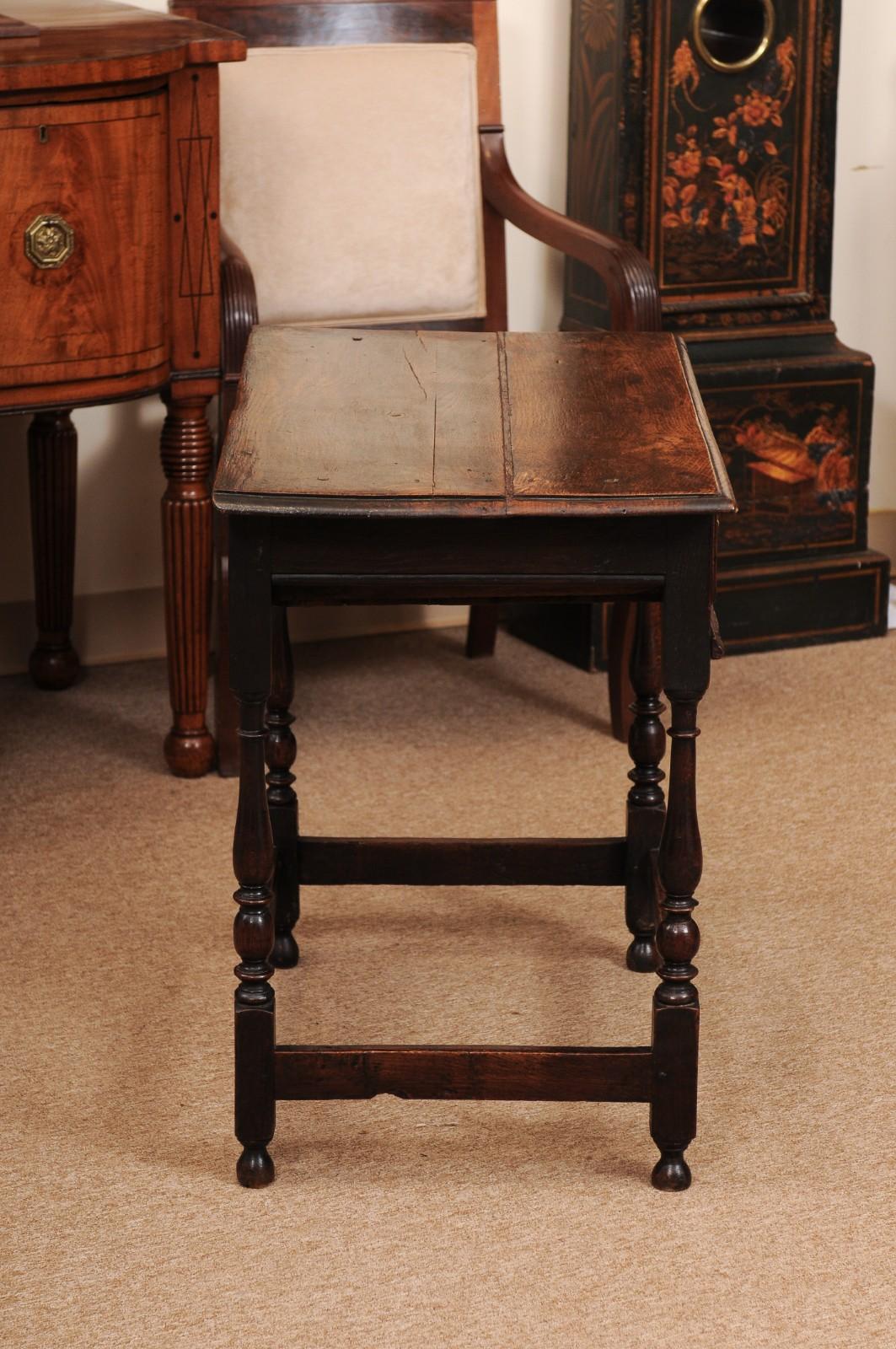 Mesa auxiliar inglesa de roble del siglo XVIII con cajón, patas torneadas y cajón camilla en venta 1