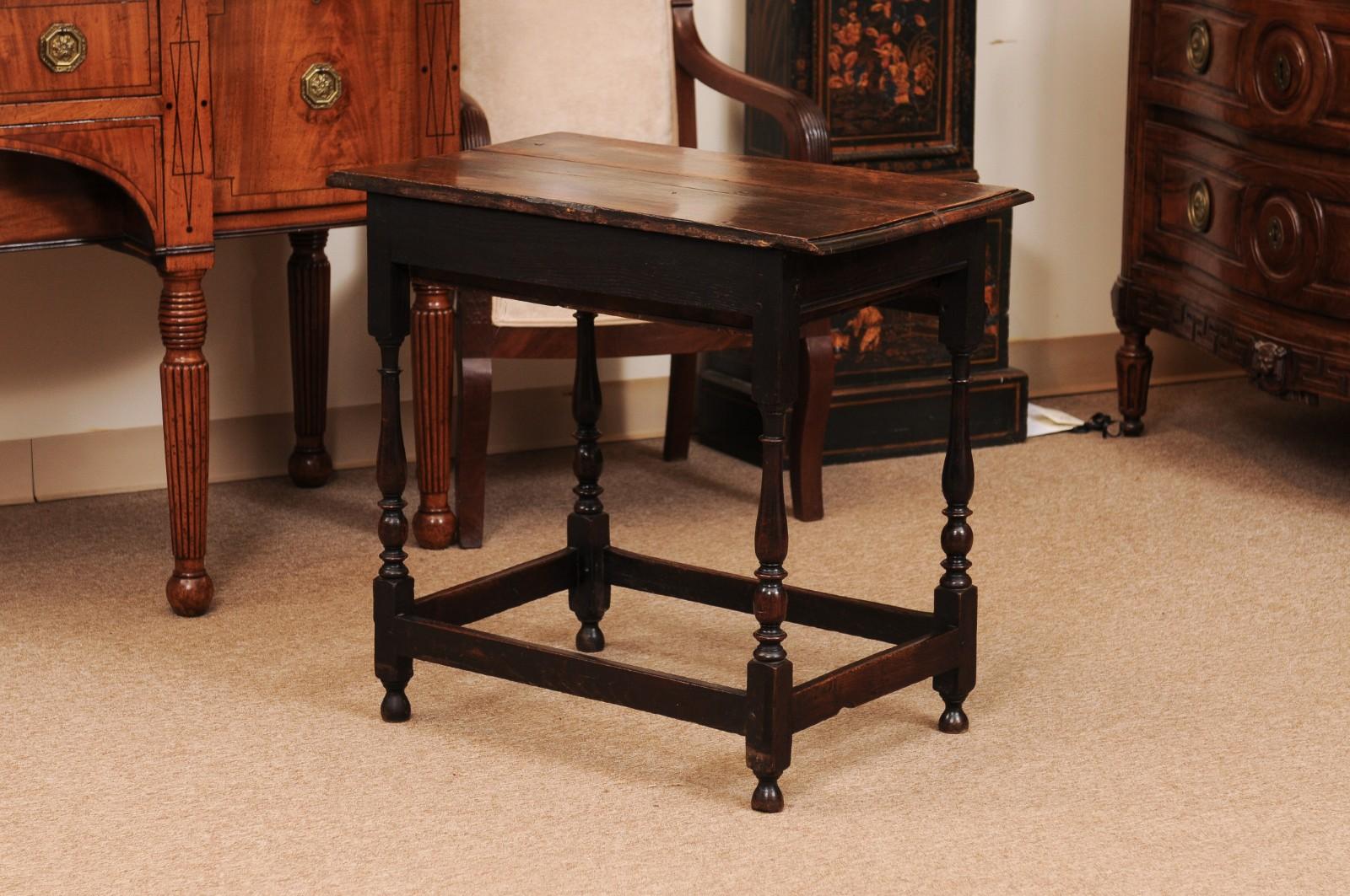 Mesa auxiliar inglesa de roble del siglo XVIII con cajón, patas torneadas y cajón camilla en venta 2