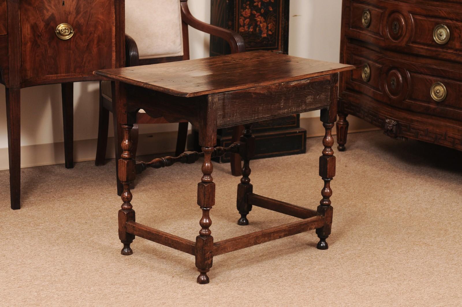 Tavolino inglese in Oak del XVIII secolo con cassetto, gambe tornite e barella a cassetta in vendita 4