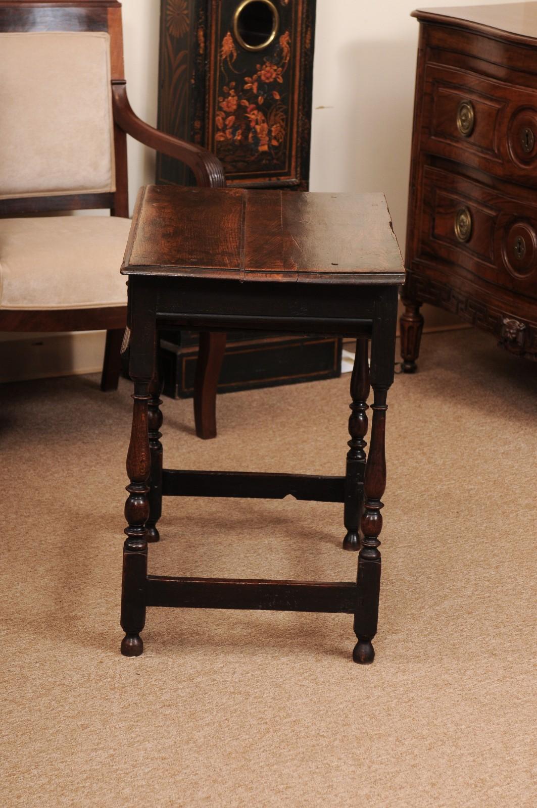 Mesa auxiliar inglesa de roble del siglo XVIII con cajón, patas torneadas y cajón camilla en venta 4