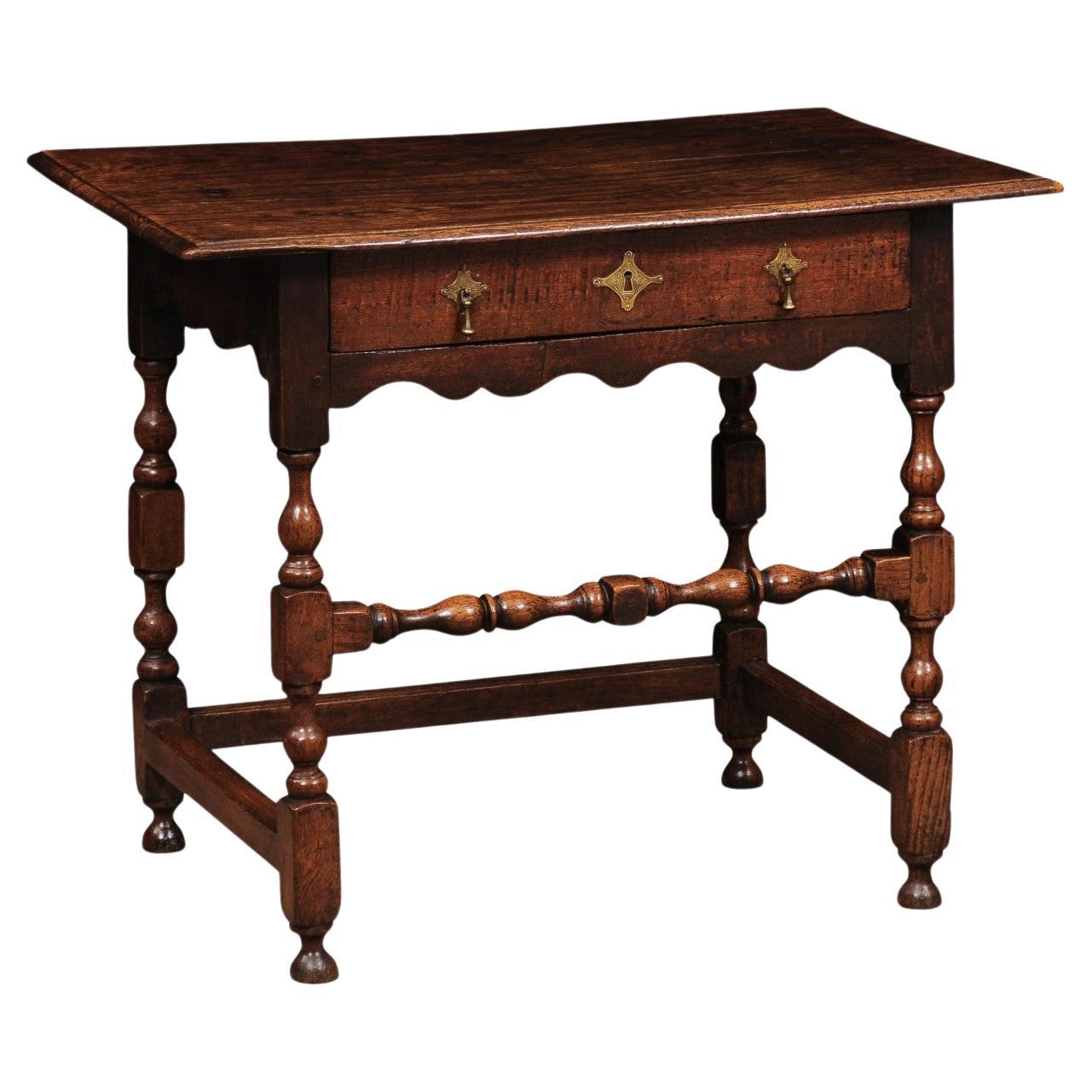 Tavolino inglese in Oak del XVIII secolo con cassetto, gambe tornite e barella a cassetta