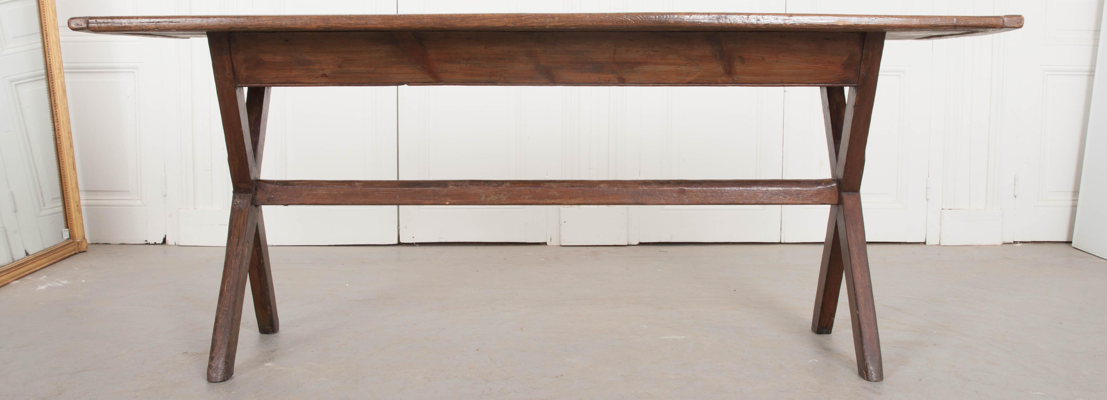Once used in an English public house, or pub, this oak tavern table dates to 1740. The table has a utilitarian design that is solid and sturdy while allowing for people to easily gather around it, unimpeded by legs. The top is made of solid oak,