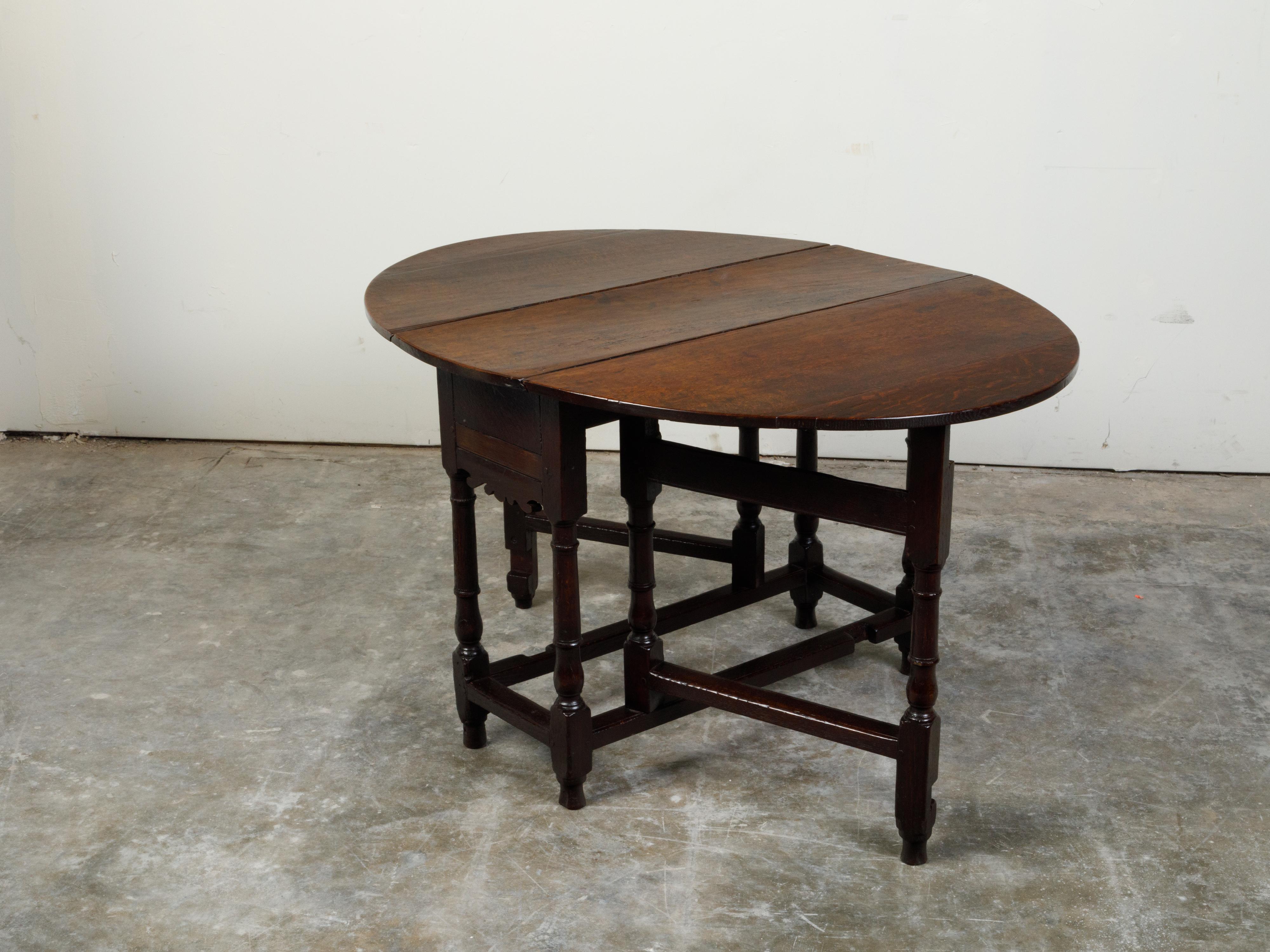 English 18th Century Oval Top Drop-Leaf Gateleg Table with Turned Legs In Good Condition For Sale In Atlanta, GA