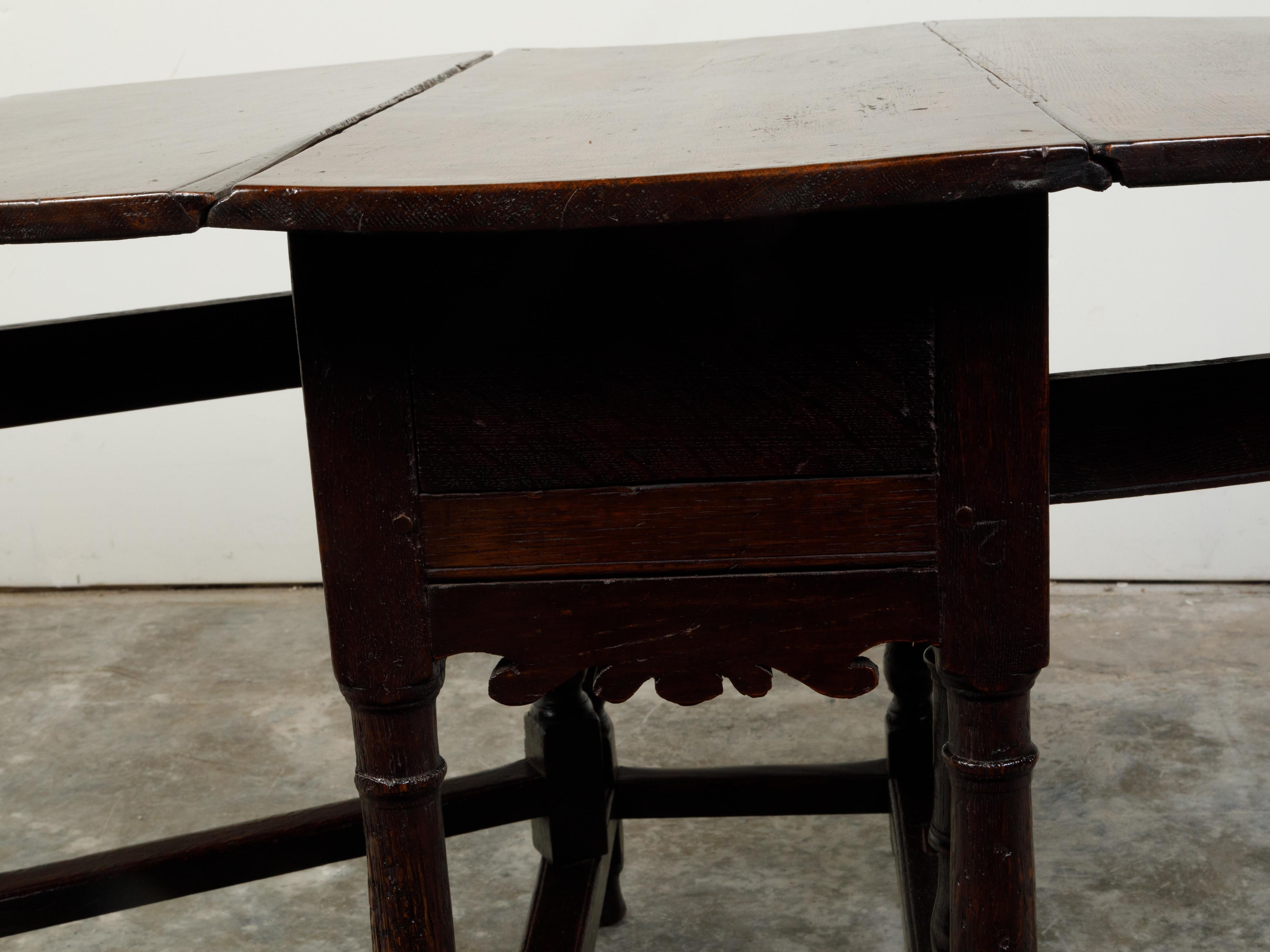 Wood English 18th Century Oval Top Drop-Leaf Gateleg Table with Turned Legs For Sale