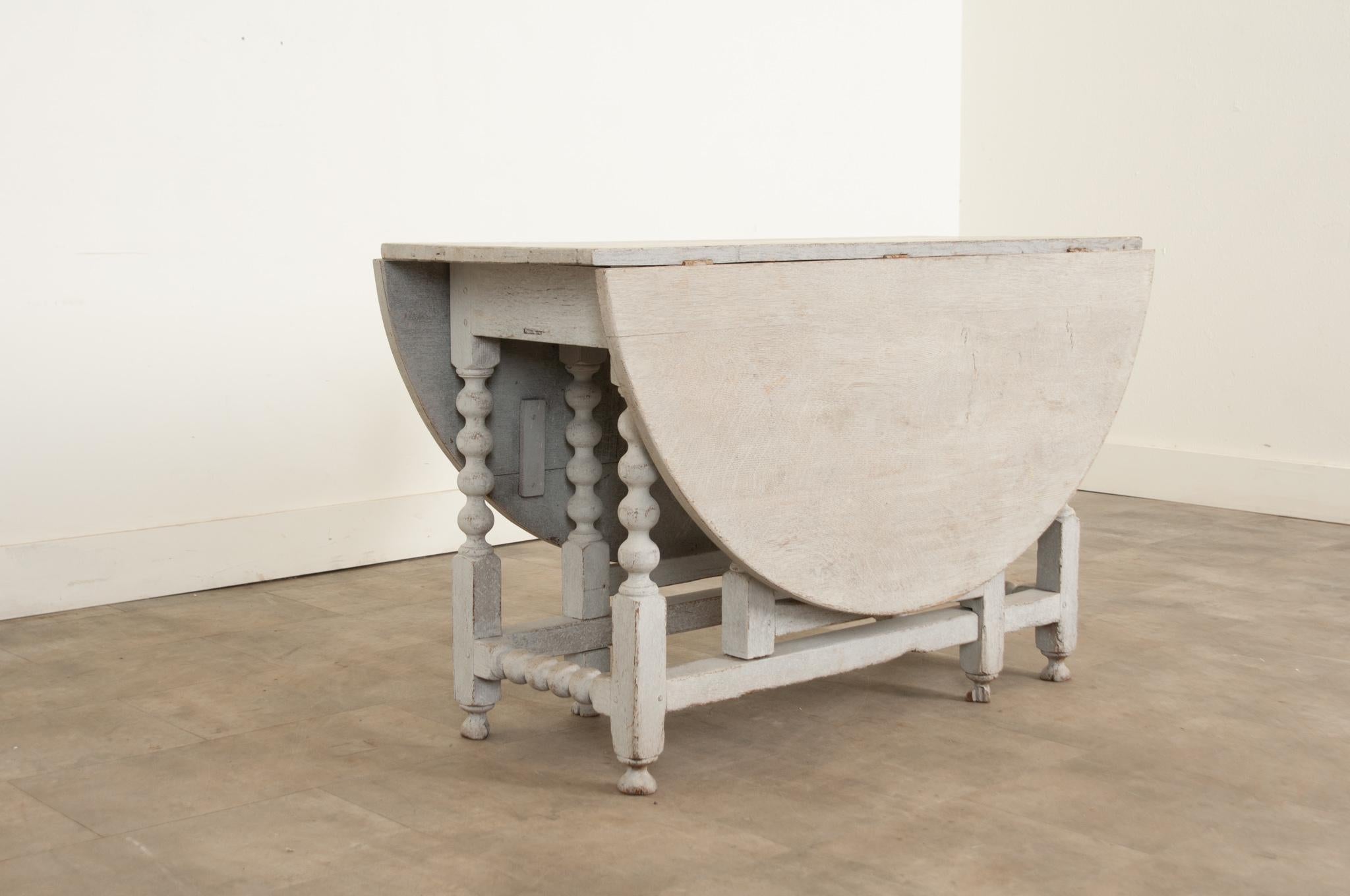 English 18th Century Painted Gateleg Table In Good Condition In Baton Rouge, LA