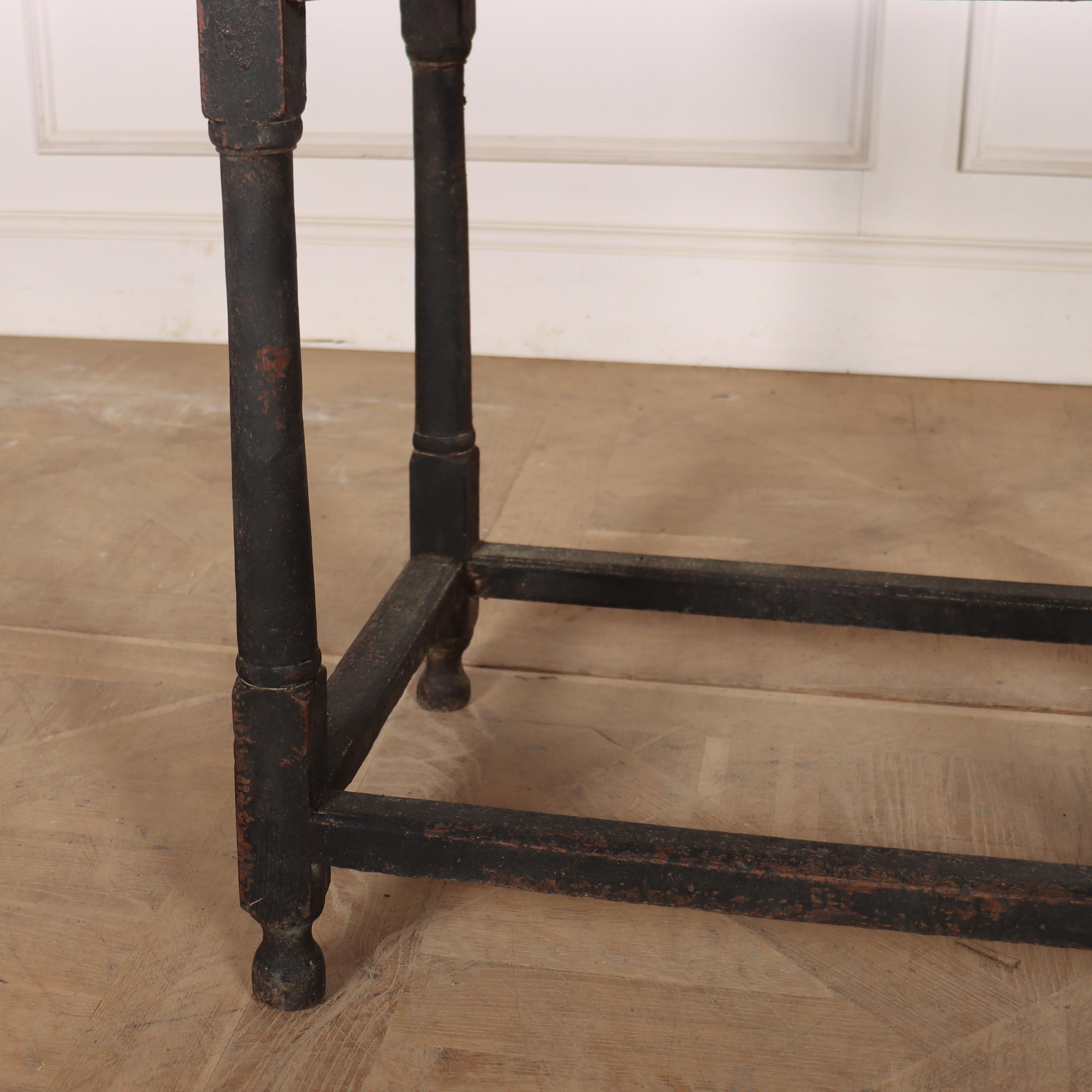Mesa de lámpara pintada inglesa del siglo XVIII Pintado en venta