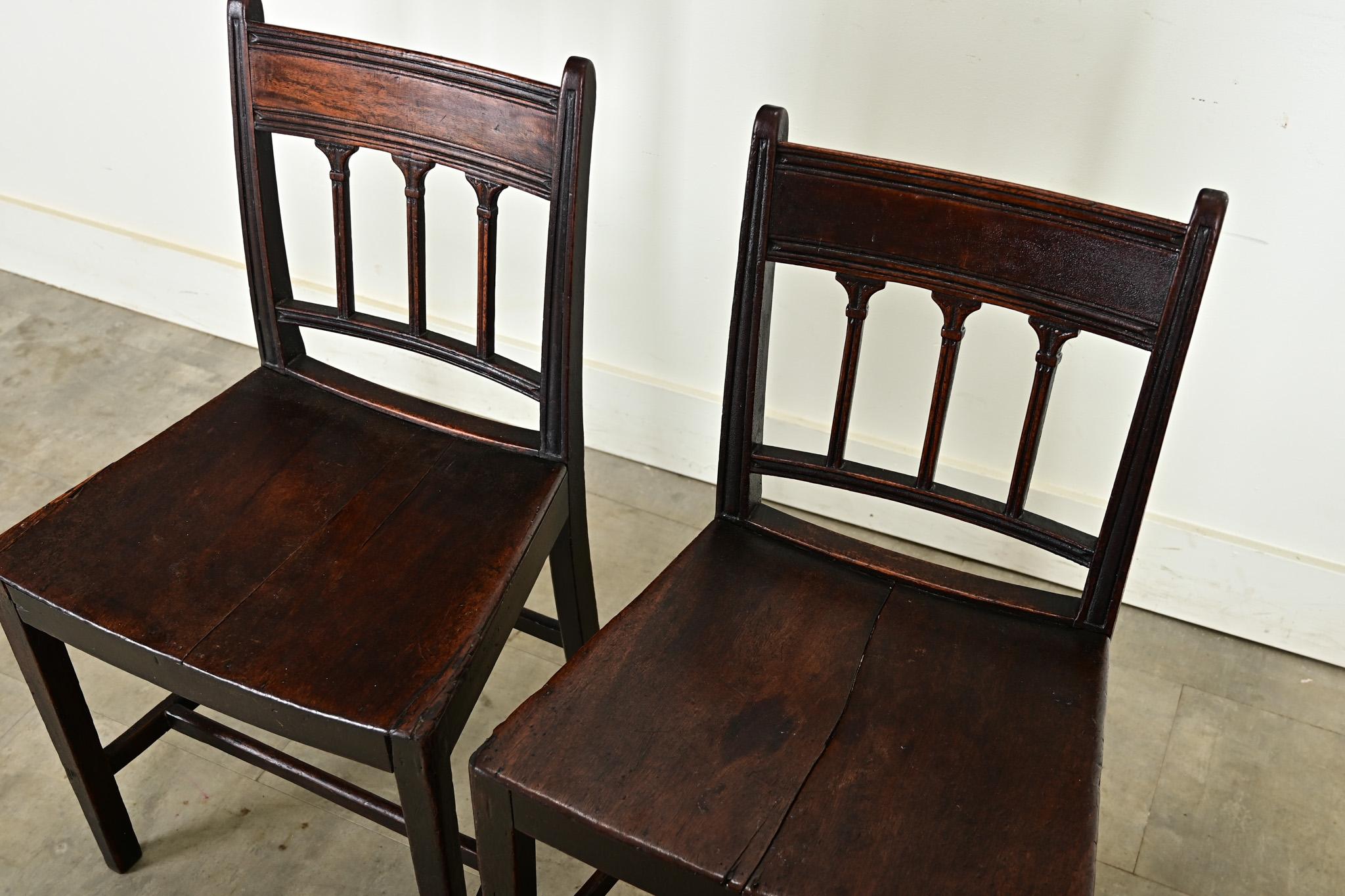 Paire de fauteuils d'appoint anglais George III du 18ème siècle Bon état - En vente à Baton Rouge, LA