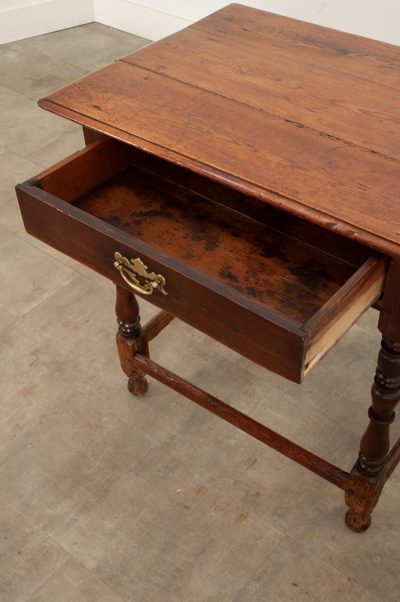 English 18th Century Pine Side Table In Good Condition For Sale In Baton Rouge, LA