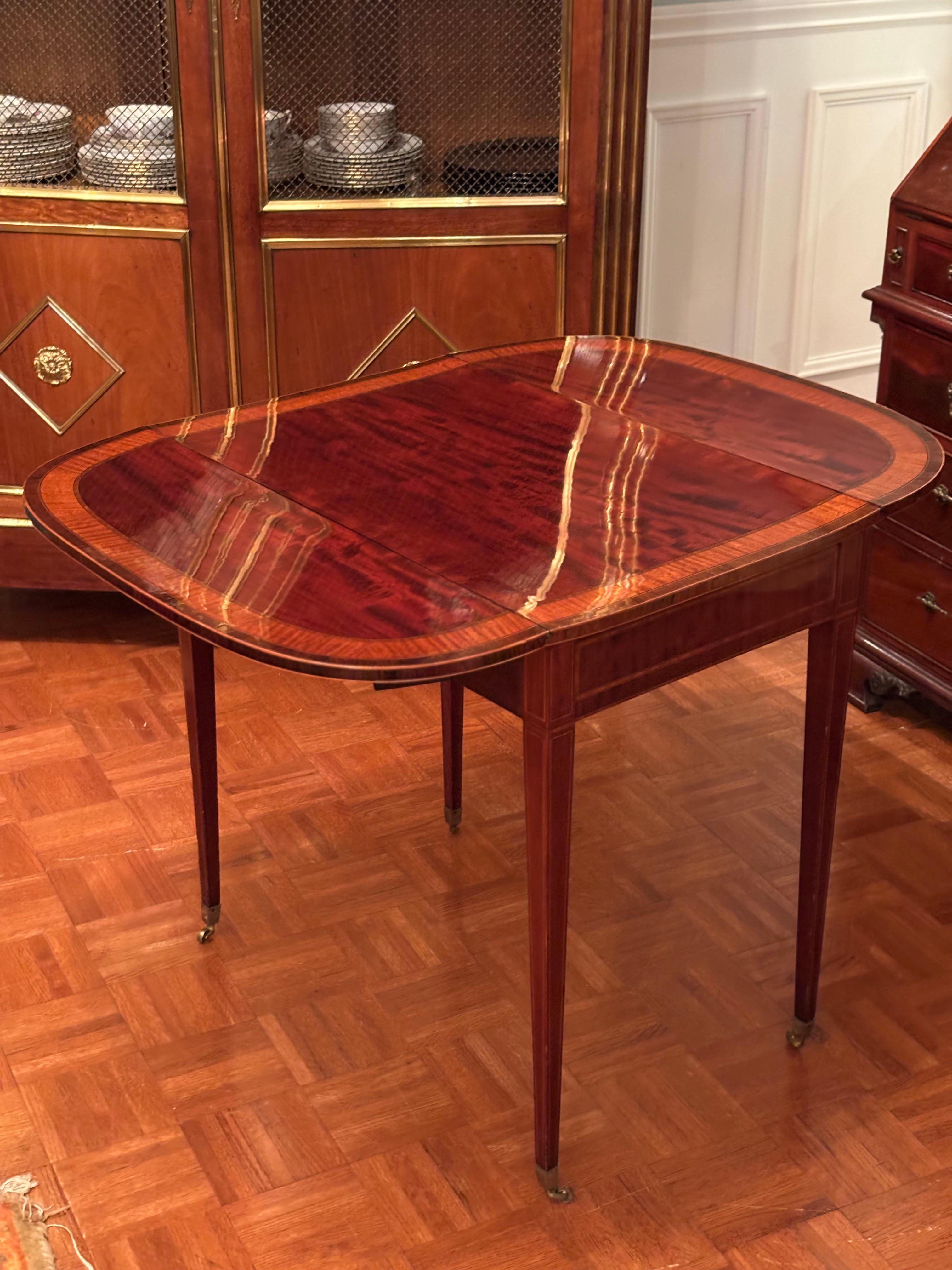 Table à abattant anglaise Sheraton Pembroke du 18ème siècle Bon état - En vente à Vancouver, British Columbia