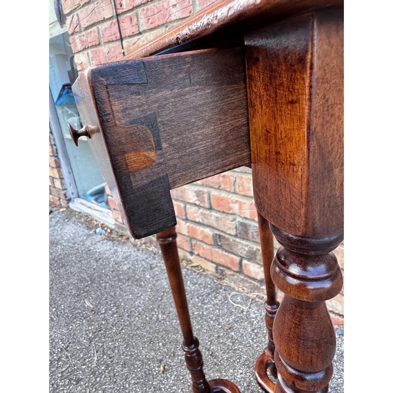 Cette table d'appoint française est prête pour un nouveau foyer ! Elle a vu le jour au début du 20e siècle. L'éclat que vous voyez dans le bois provient d'un vernis français récent. Cette petite table robuste est prête à accueillir n'importe quel