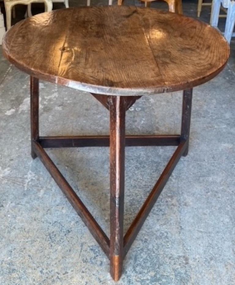 English 18th Century Stained Walnut Cricket Table For Sale 2