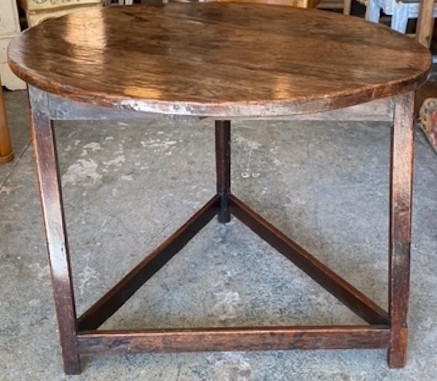 English 18th Century Stained Walnut Cricket Table For Sale 3