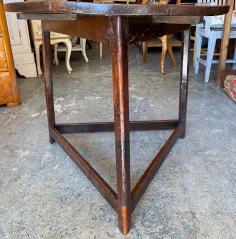 English 18th Century Stained Walnut Cricket Table For Sale 1