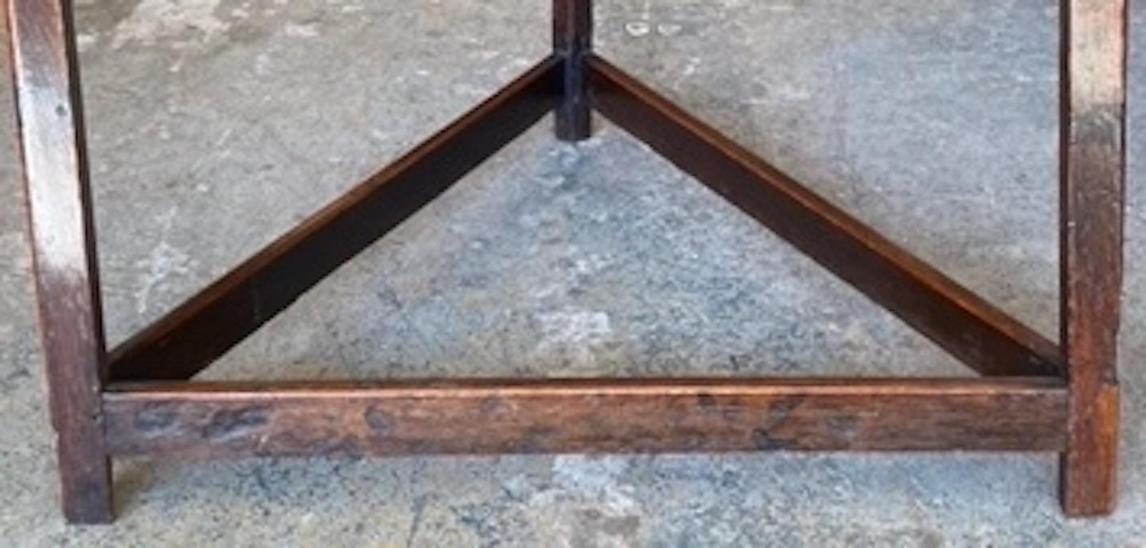 18th Century and Earlier English 18th Century Stained Walnut Cricket Table For Sale