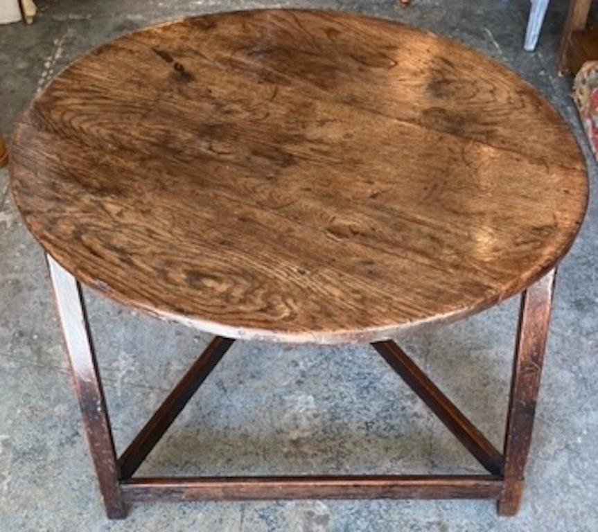 Dies ist ein sehr gutes Beispiel für einen Cricket-Tisch aus dem 18. Jahrhundert in England. Er ist aus Nussbaumholz gefertigt und gebeizt. In Anbetracht seines Alters ist es in sehr gutem Zustand.