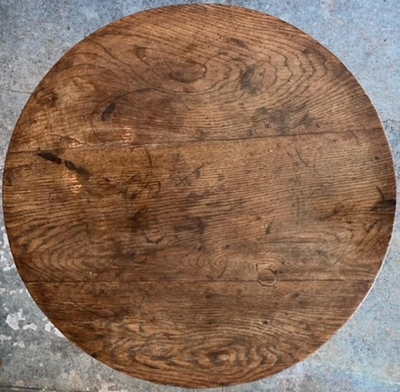 English 18th Century Stained Walnut Cricket Table In Distressed Condition For Sale In Santa Monica, CA