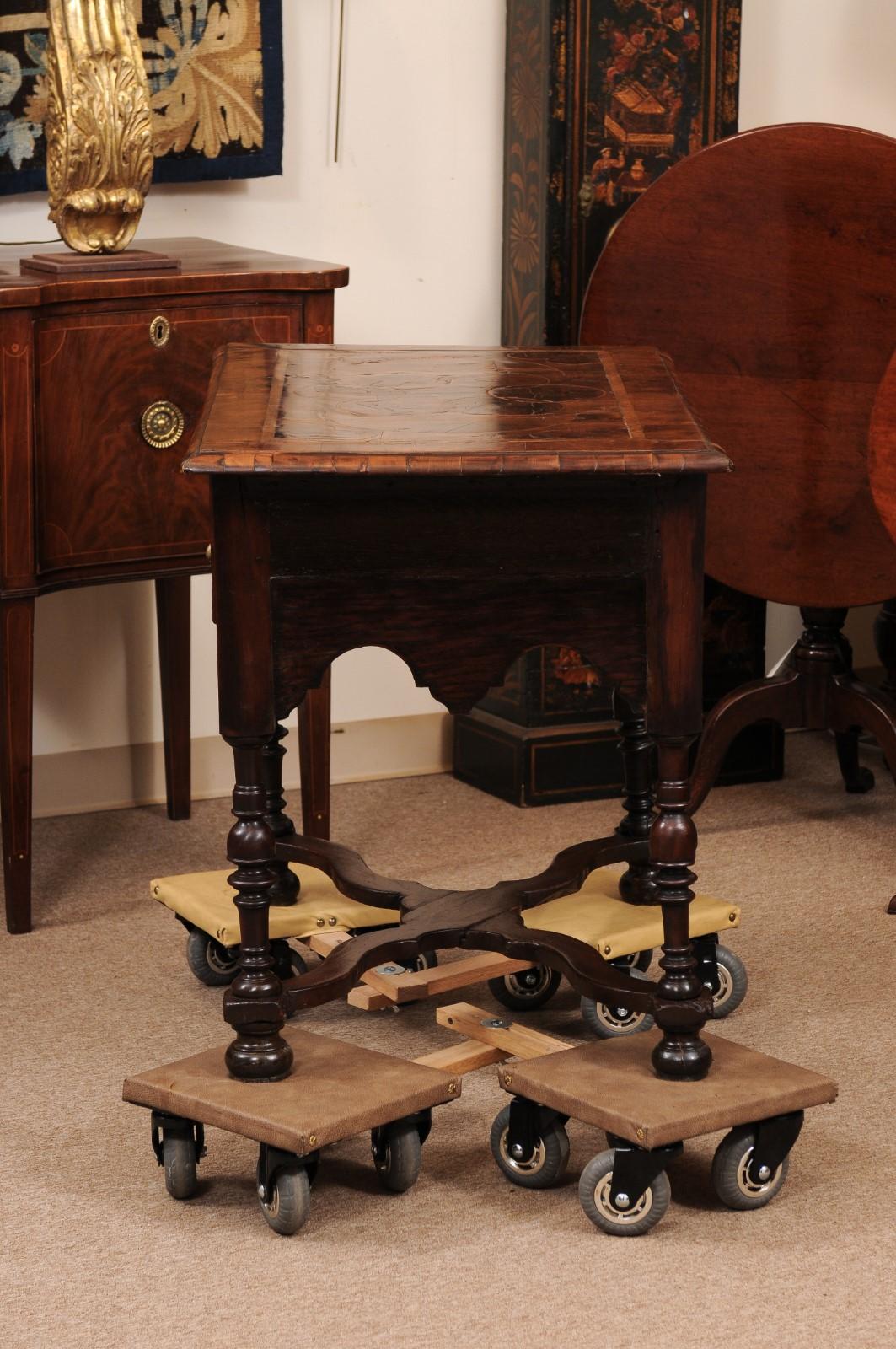 Buffet bas anglais du XVIIIe siècle en noyer plaqué d'huîtres, de style William & Mary en vente 3