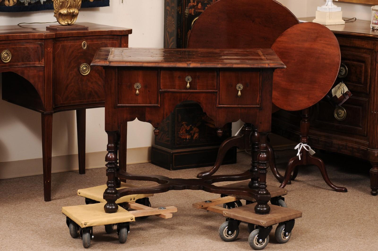 Buffet bas anglais du XVIIIe siècle en noyer plaqué d'huîtres, de style William & Mary en vente 5