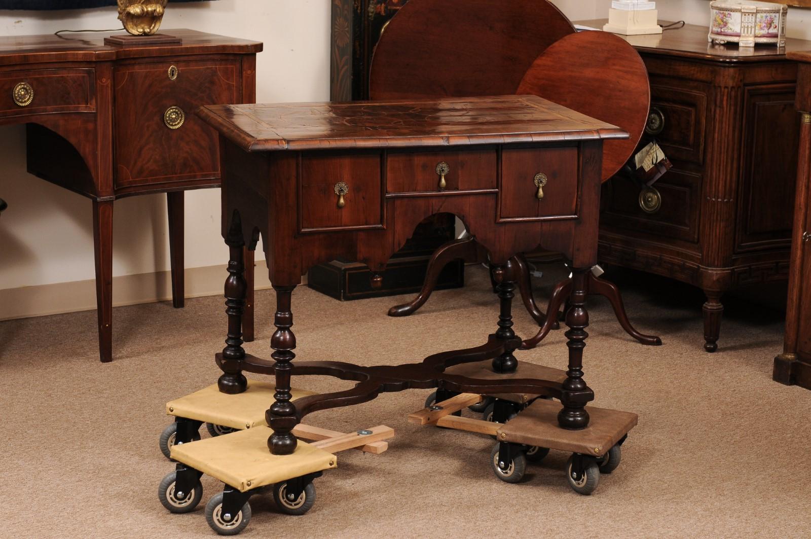 Meuble bas en noyer plaqué d'huîtres du XVIIIe siècle de style William and Mary avec 3 tiroirs, pieds tournés et traverse en X