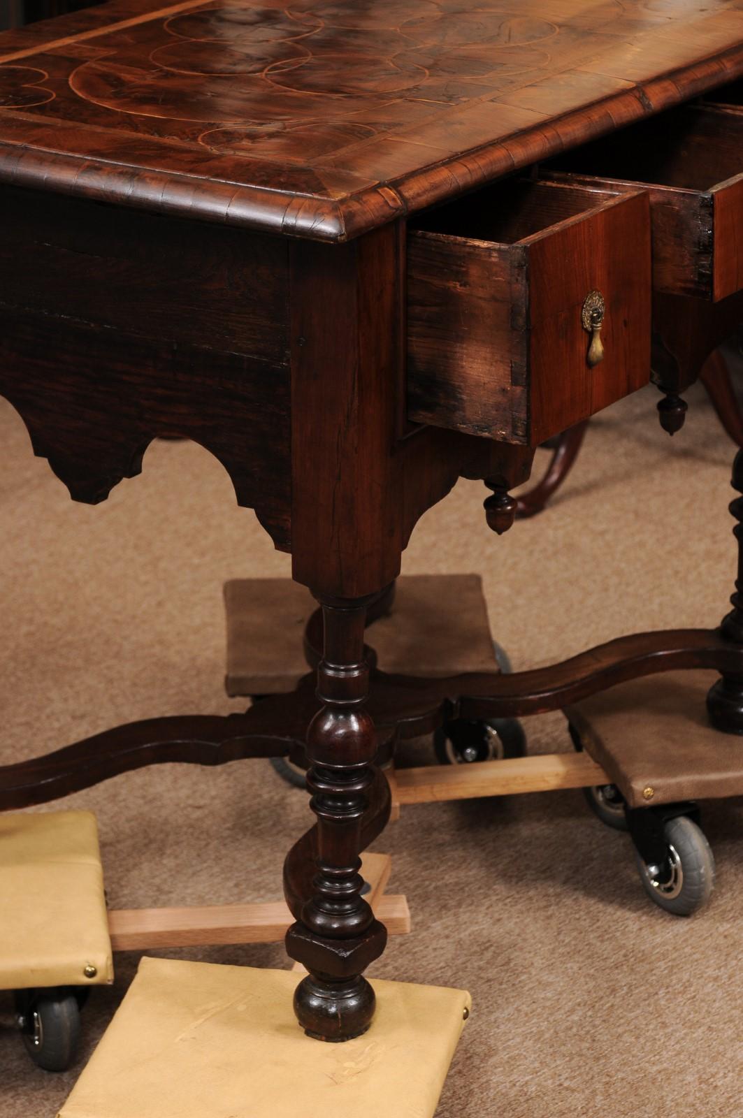 William and Mary Buffet bas anglais du XVIIIe siècle en noyer plaqué d'huîtres, de style William & Mary en vente
