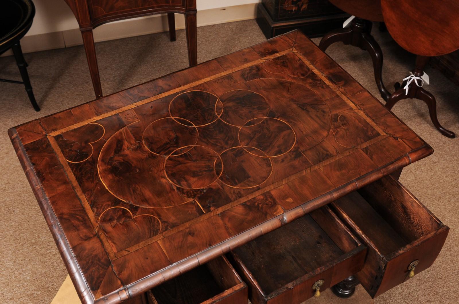 Anglais Buffet bas anglais du XVIIIe siècle en noyer plaqué d'huîtres, de style William & Mary en vente