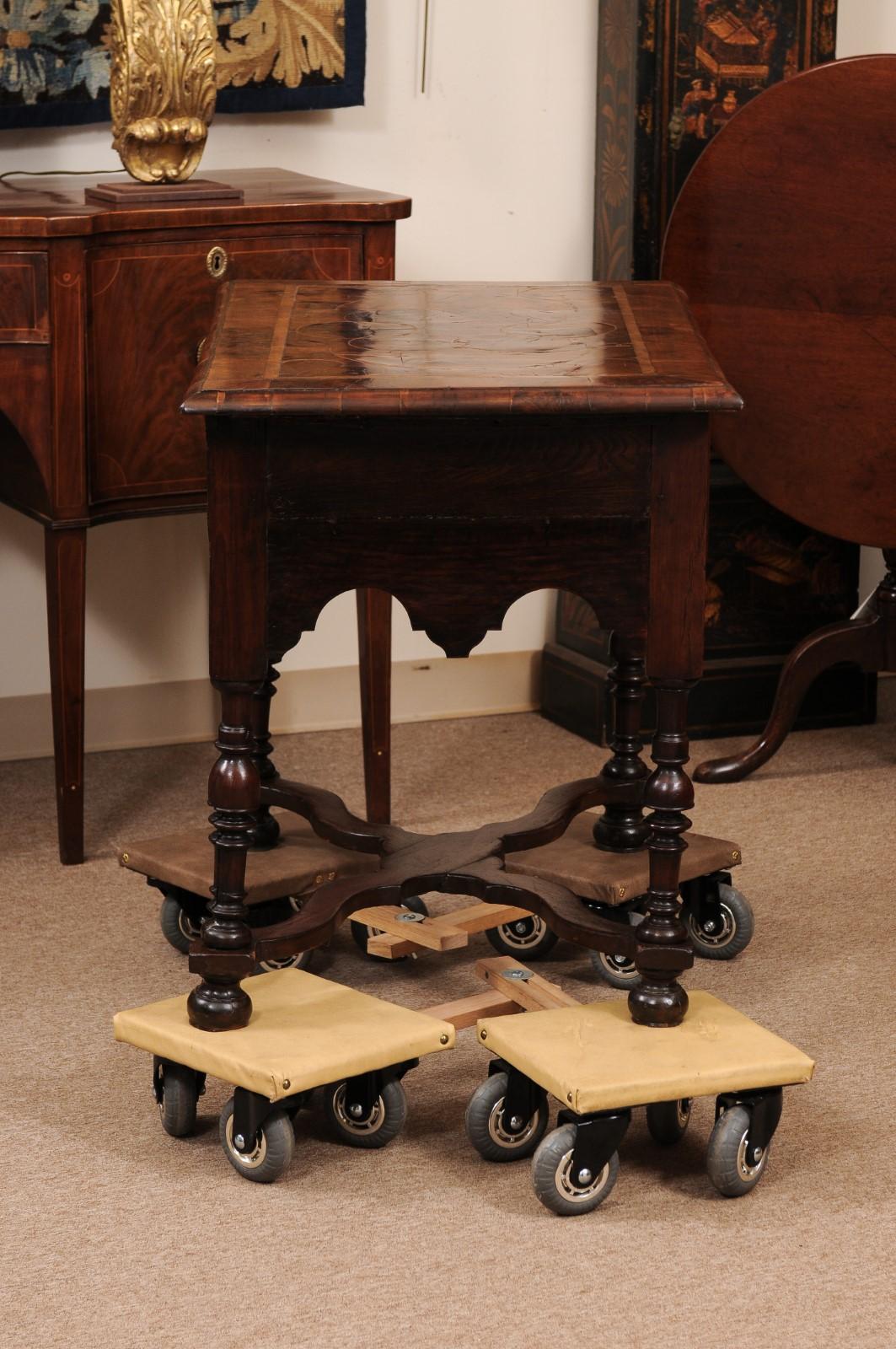 XVIIIe siècle et antérieur Buffet bas anglais du XVIIIe siècle en noyer plaqué d'huîtres, de style William & Mary en vente