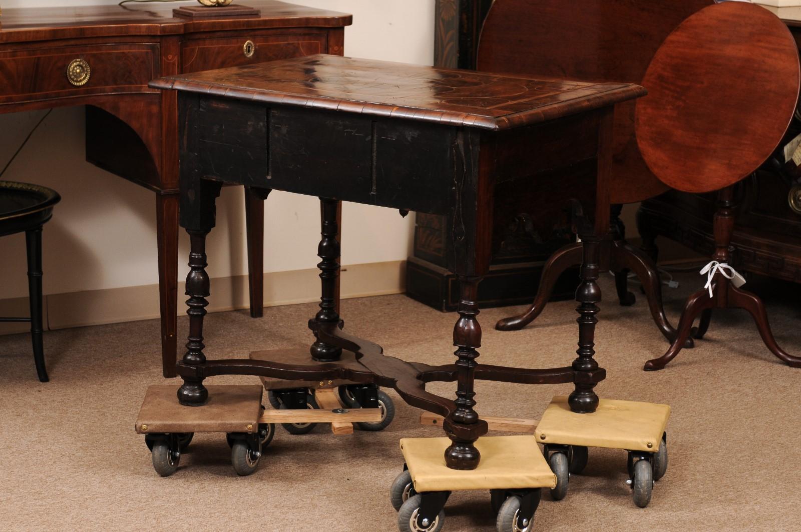 Noyer Buffet bas anglais du XVIIIe siècle en noyer plaqué d'huîtres, de style William & Mary en vente