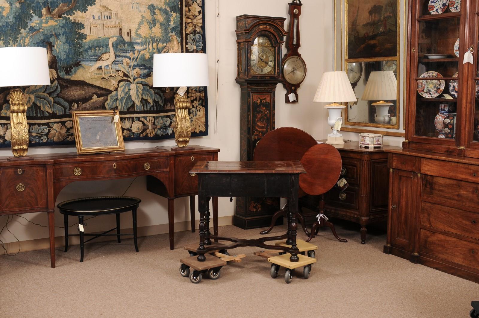 Buffet bas anglais du XVIIIe siècle en noyer plaqué d'huîtres, de style William & Mary en vente 1