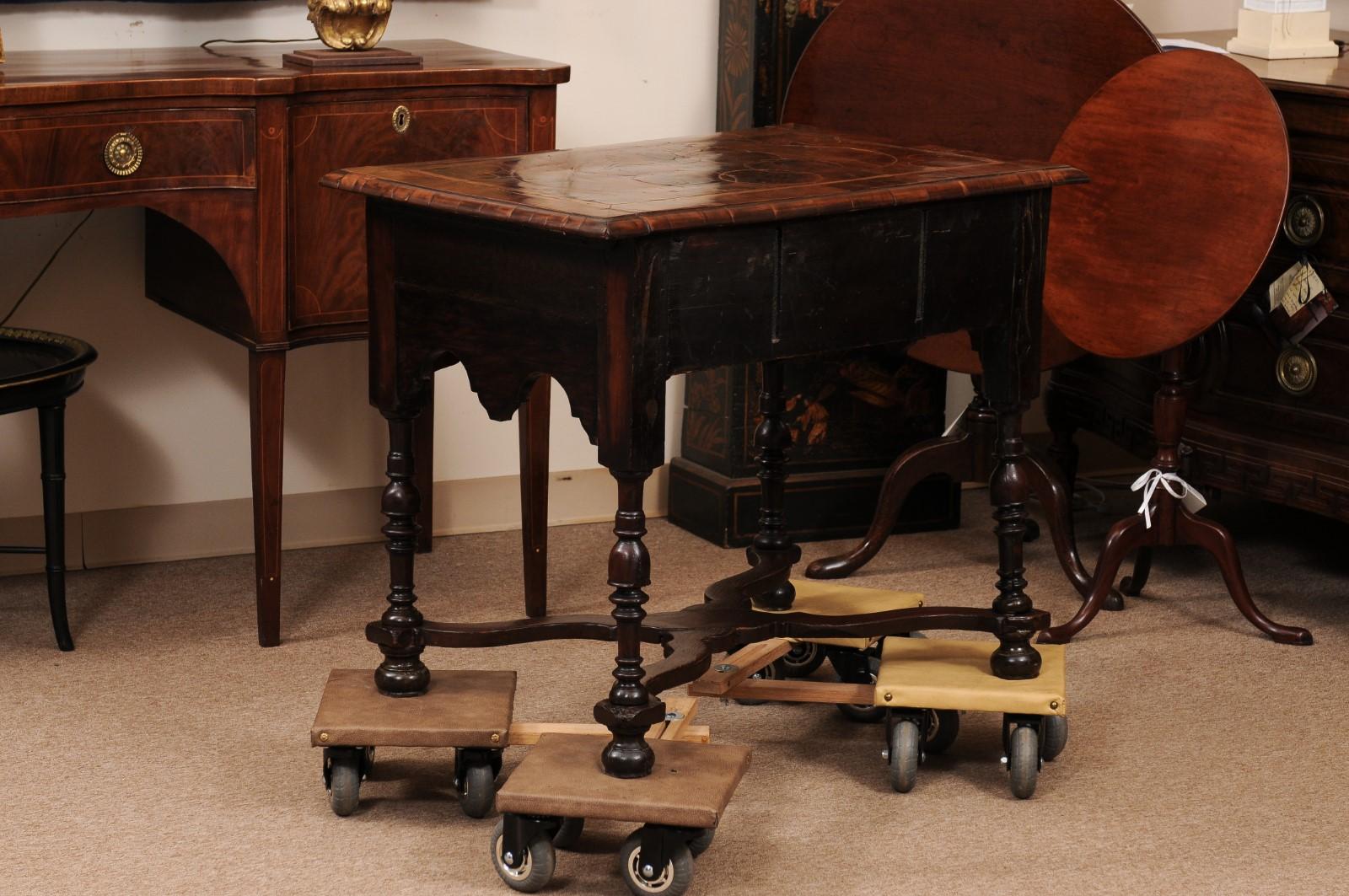 Buffet bas anglais du XVIIIe siècle en noyer plaqué d'huîtres, de style William & Mary en vente 2