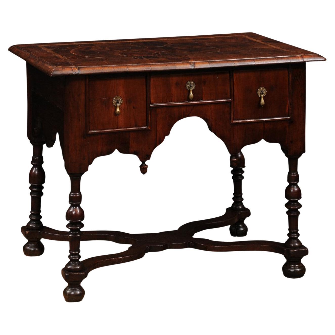 Lowboy inglese del XVIII secolo in stile William & Mary in legno di noce impiallacciato di ostrica