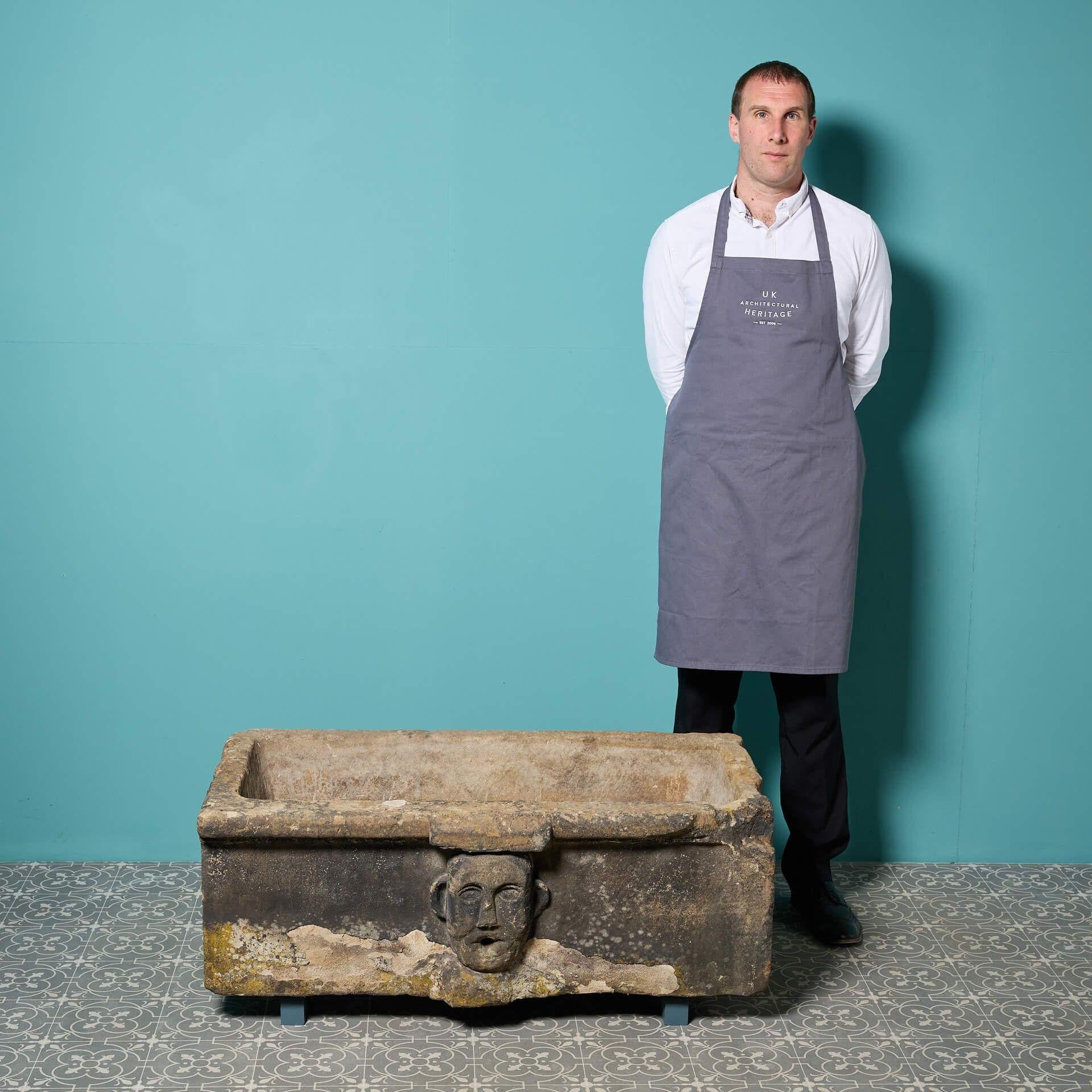 Cisterna o abbeveratoio in pietra di York dell'VIII secolo. Una cisterna in pietra di York recuperata con un beccuccio a maschera.

Dimensioni aggiuntive

Altezza interna - 25 cm

Larghezza interna - 94,5 cm

Profondità interna - 41 cm.