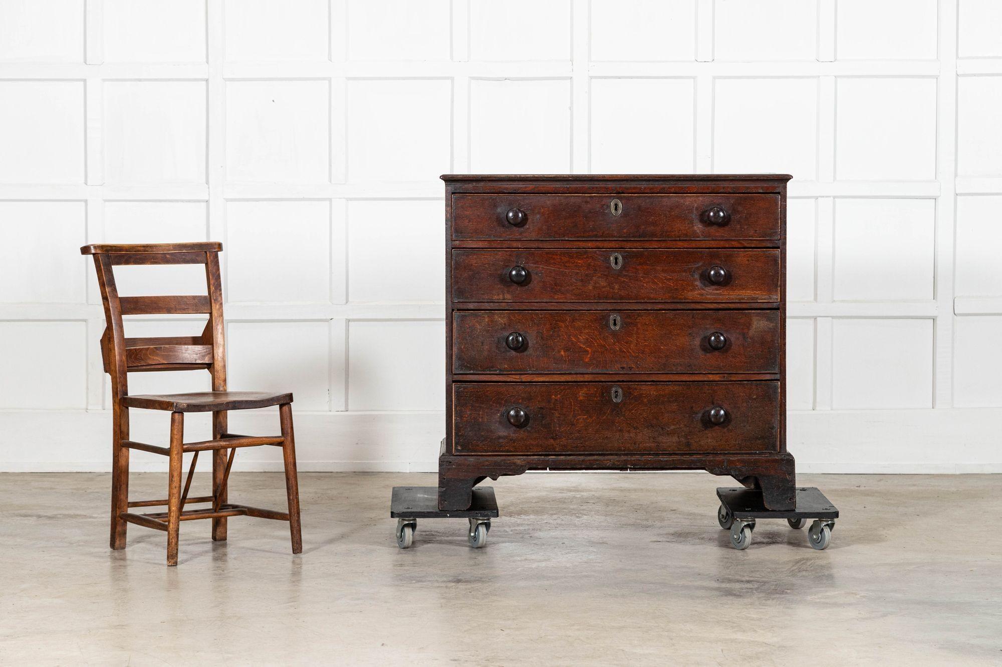 English 18thC Oak Chest Drawers in vendita 5