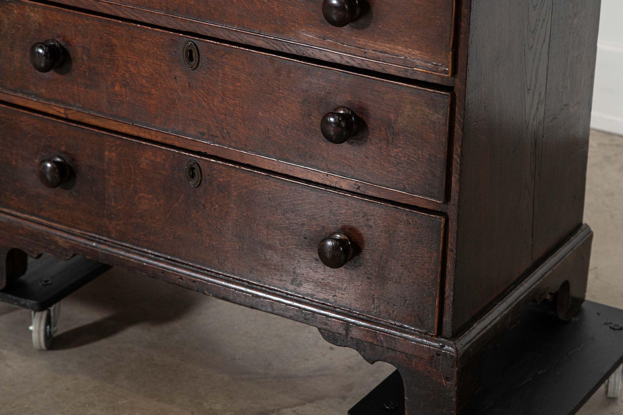 Fino al XVIII secolo English 18thC Oak Chest Drawers in vendita