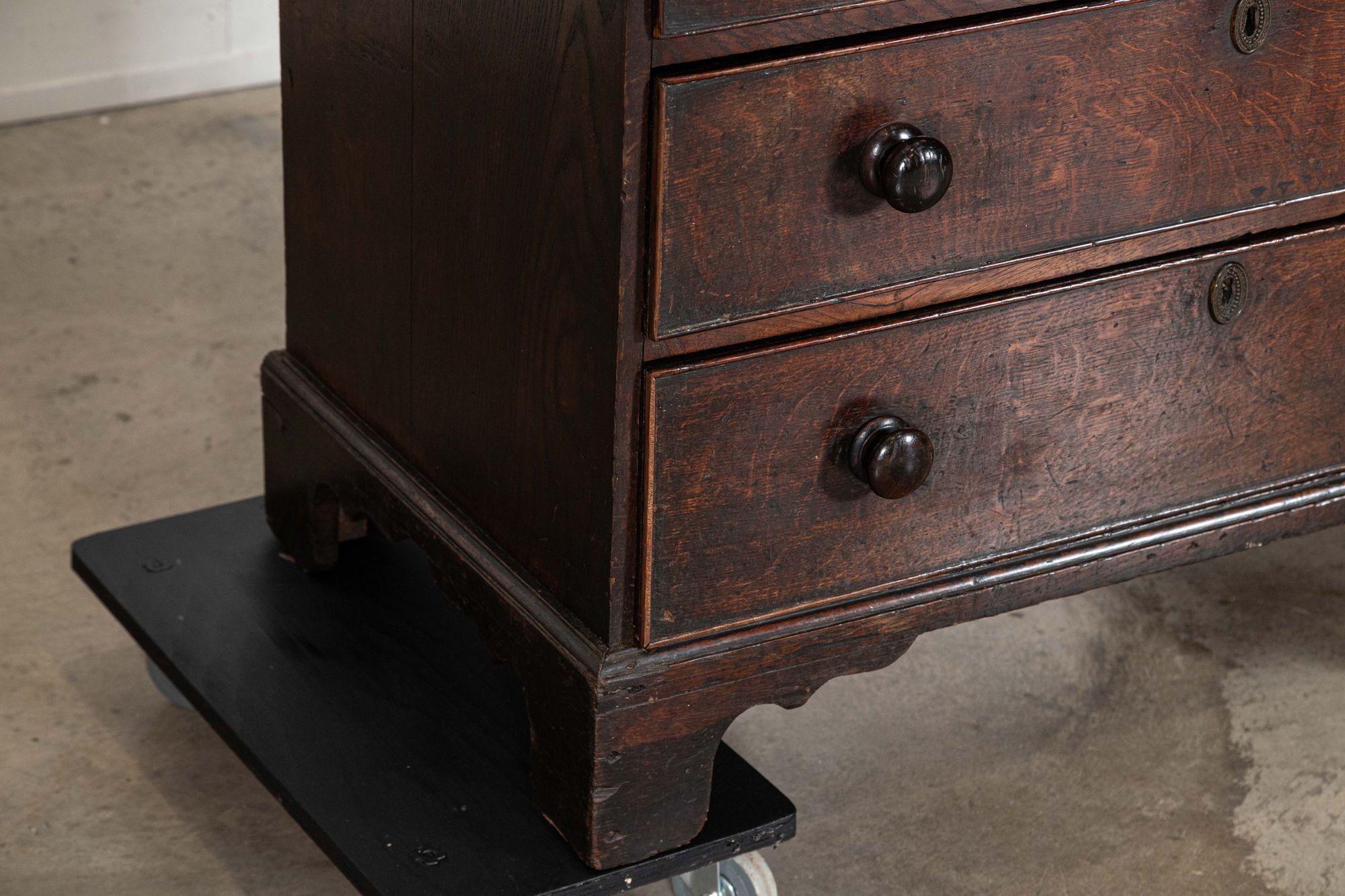 Quercia English 18thC Oak Chest Drawers in vendita