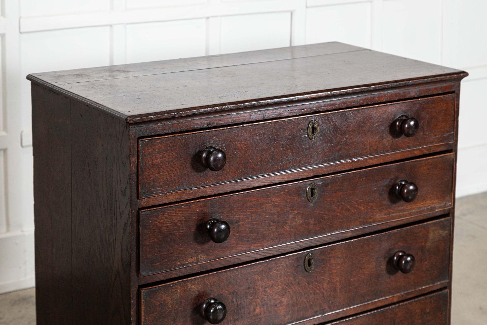 English 18thC Oak Chest Drawers in vendita 1