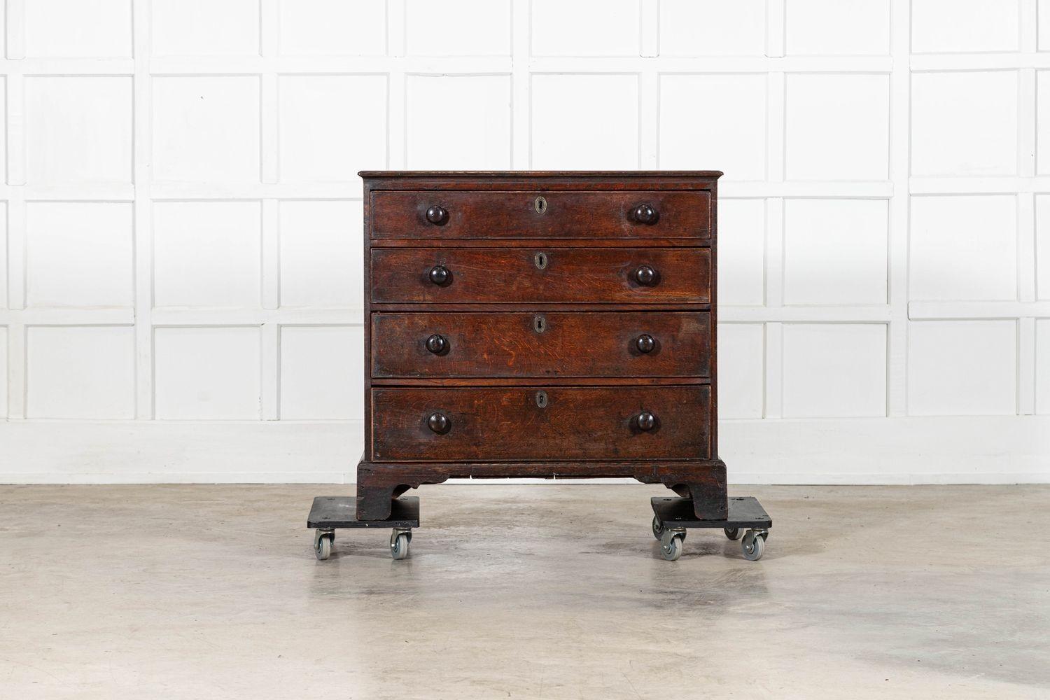 English 18thC Oak Chest Drawers in vendita 3