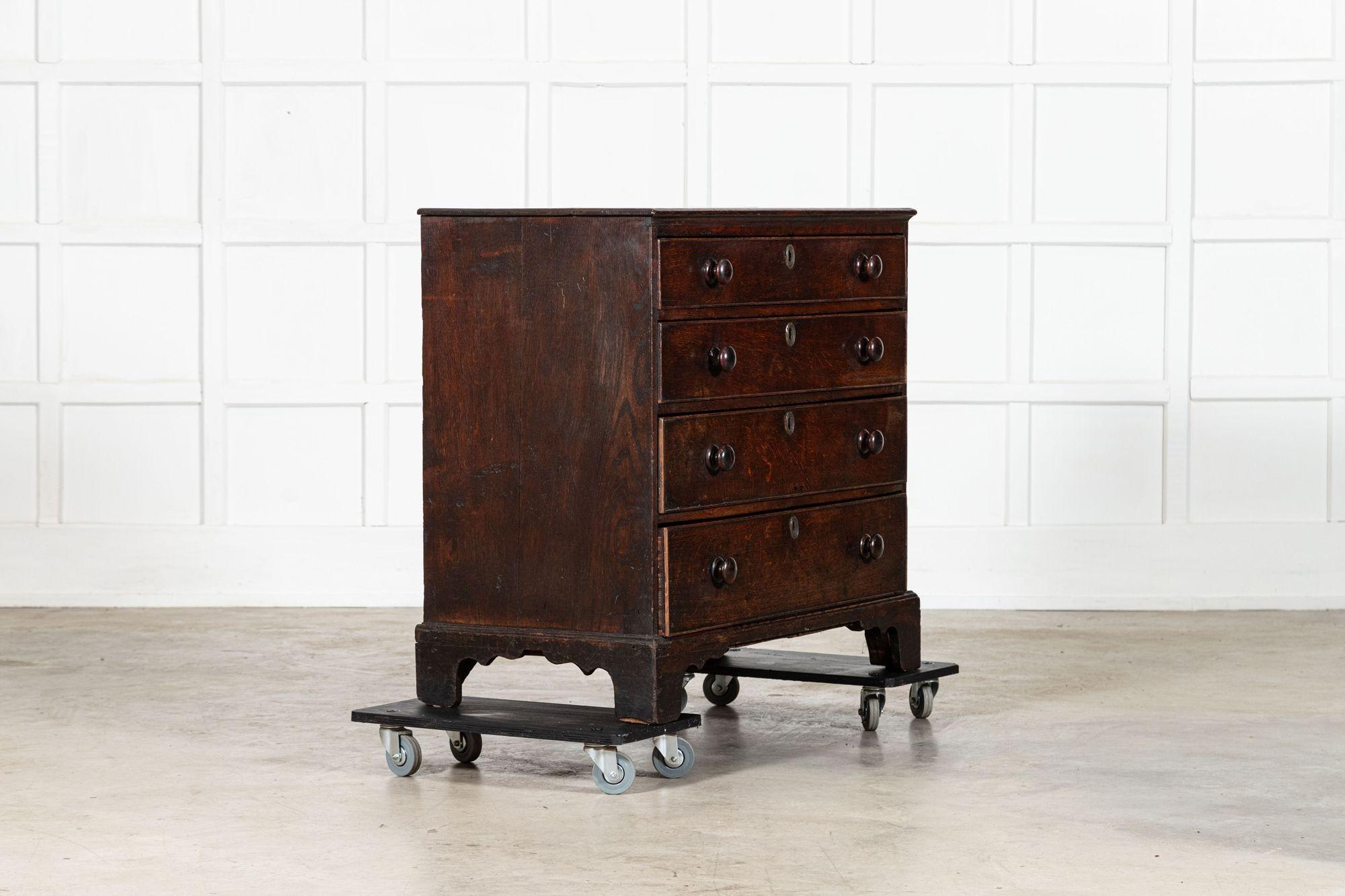 English 18thC Oak Chest Drawers in vendita 4