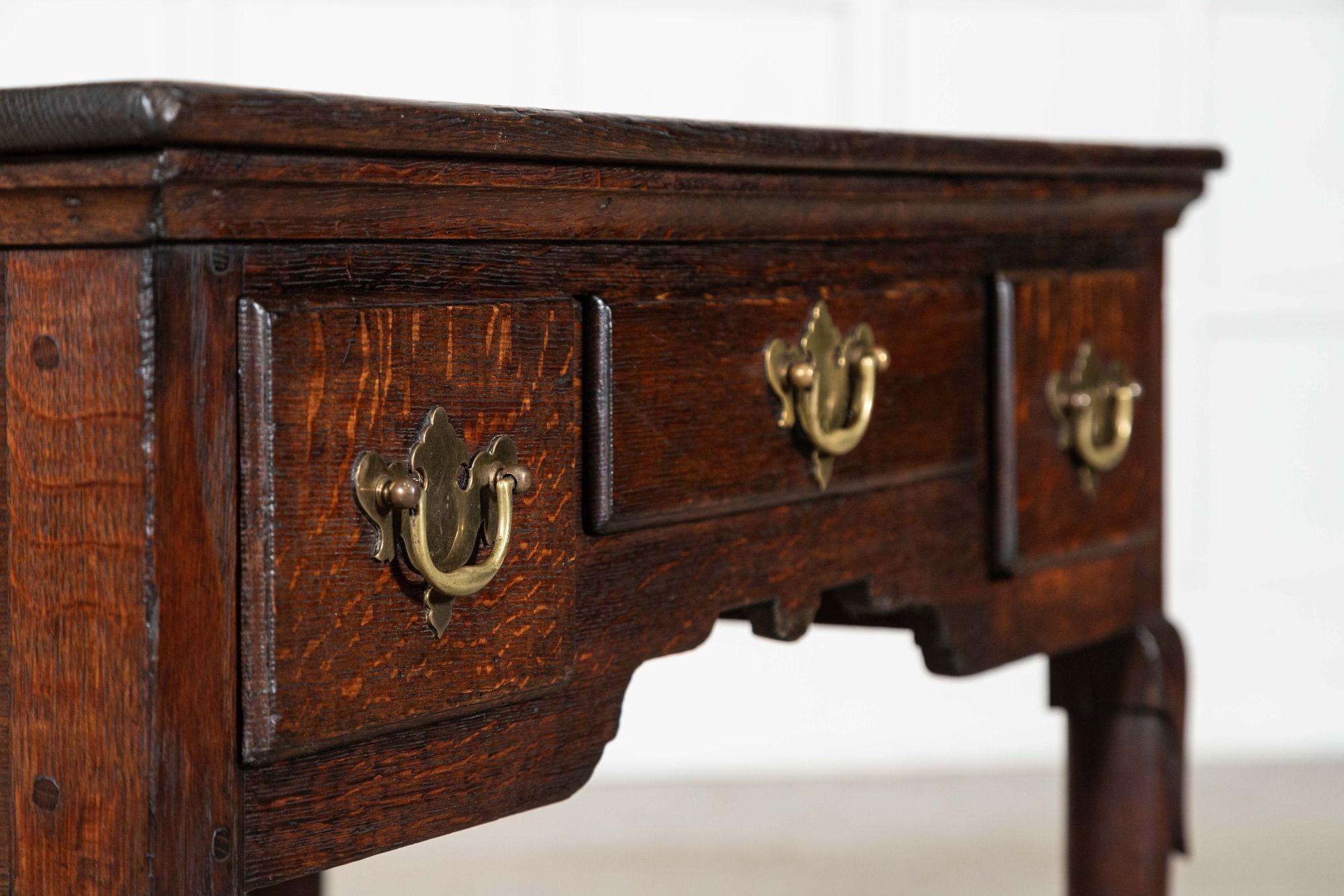 English 18thC Oak Low Boy Side Table en vente 1